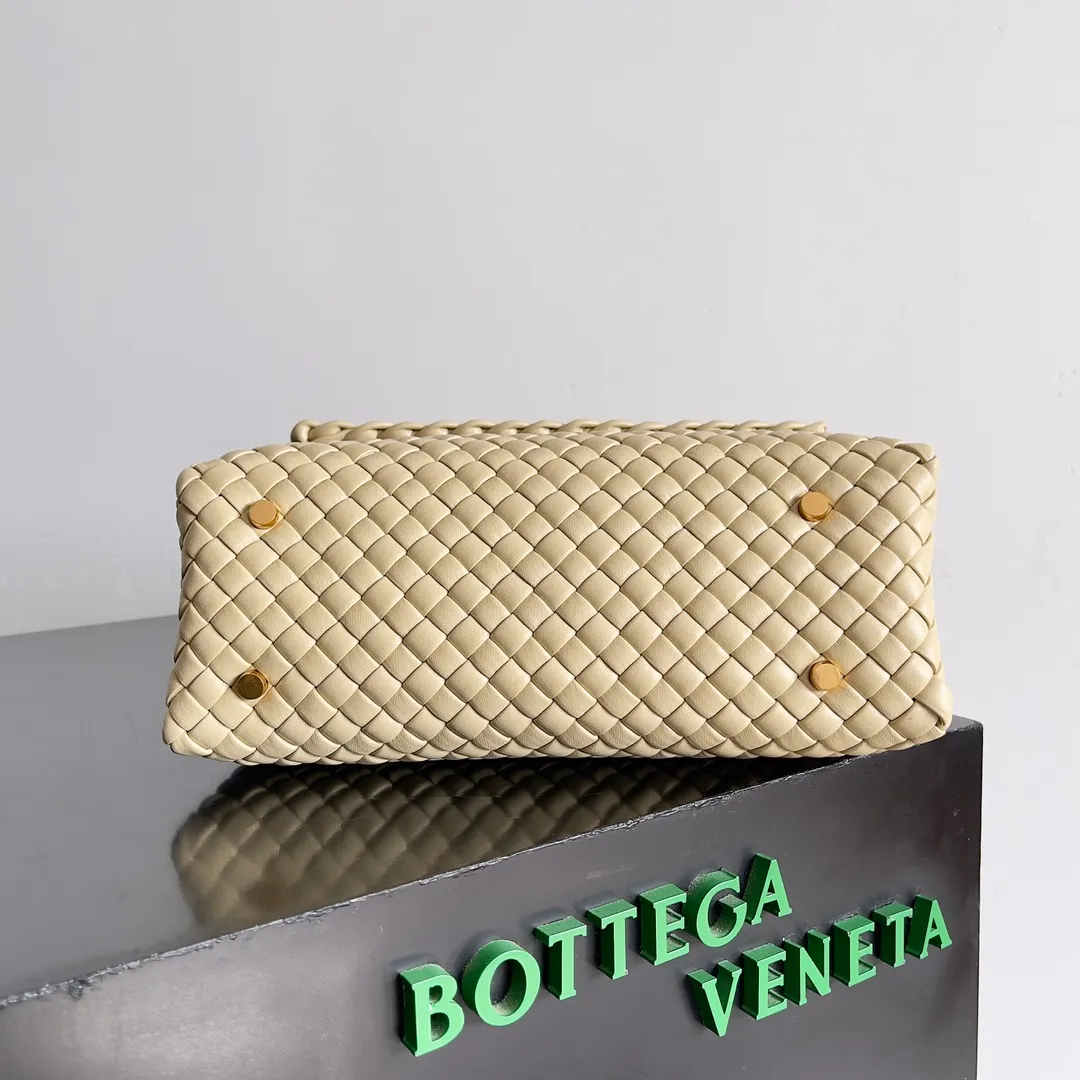 Batch 2320 BV patti bag is full of three-dimensional quilted leather strips. Low-key luxury is often hidden in details and craftsmanship. This bag opens and closes casually, and is simple and elegant overall. It is equipped with a detachable shoulder strap, which can be carried cross-body or carried by hand to match different outfits. The interior is designed with double layers and a small zippered compartment to ensure the safety of private items. No matter the capacity, shape or privacy, it is full of security when you go out. Style number: 776783 Size: 19*26*11cm